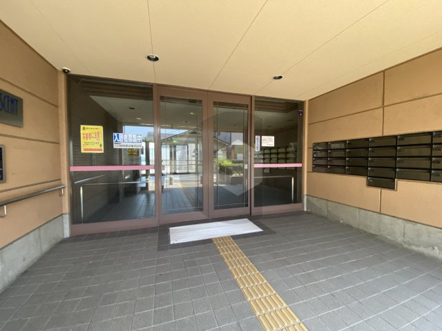 ハイツ・クレセントのエントランス