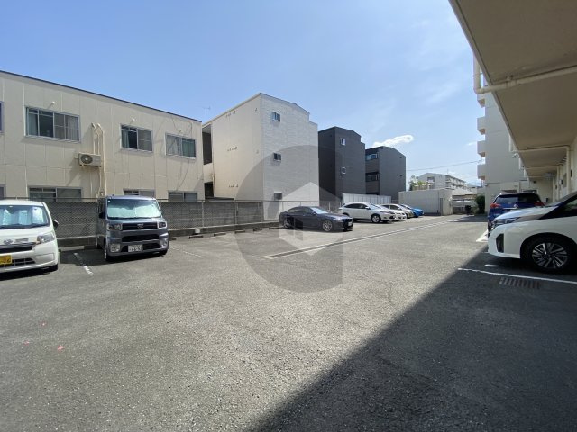ハイツ・クレセントの駐車場