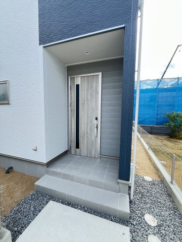 【玄関】 | 大野城市乙金東2丁目第3　2号棟（全2棟）【仲介手数料無料・0円】 | 施工例。施工例は完成時と異なる場合があります。