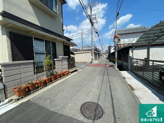 八尾市田井中　第1期　新築一戸建ての前面道路含む現地写真|周辺は閑静な住宅街！前面道路広々で車の出し入れも便利です。駐車が苦手な方でも安心して車庫入れできます！
