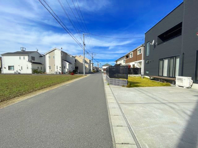テスト専任の前面道路含む現地写真|前面道路は広く、静かな立地です。すぐ南側には郡山第四中学校があります。