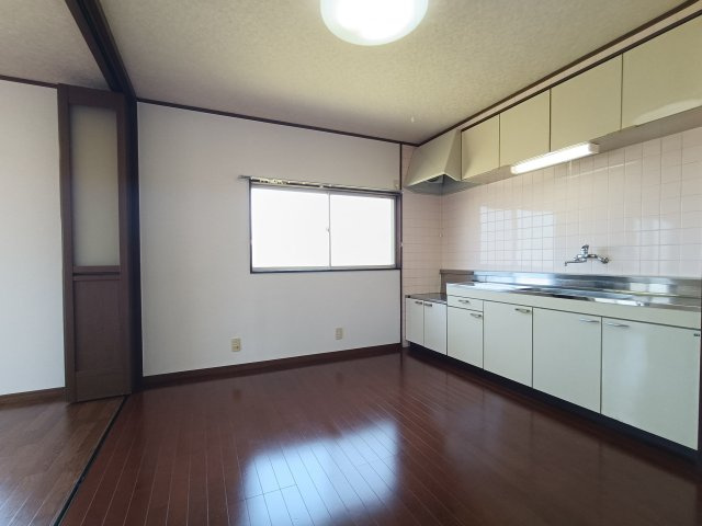 グランデージ徳吉Bのキッチン|【３ＬＤＫ♪】角部屋♪広々キッチン（ガスコンロ設置可）、
ＴＶモニター付インターホン♪