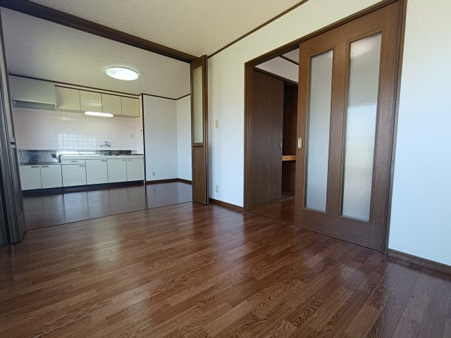グランデージ徳吉Bの居間・リビング|【角部屋】綺麗な室内、キッチン（持込）広々ＤＫ、
やわらかな採光が快適な暮らしを彩ります♪