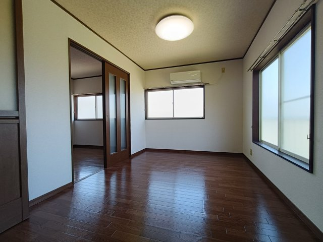 グランデージ徳吉Bの洋室|☆広々収納が豊富。リラックス効果で温かみと柔らかさを
兼ね備えたフローリングです♪