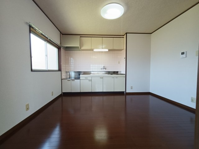 グランデージ徳吉Bの居間・リビング|【角部屋】綺麗な室内、キッチン（持込）広々ＤＫ、
やわらかな採光が快適な暮らしを彩ります♪