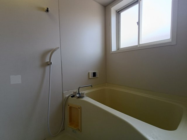 グランデージ徳吉Bの浴室|【角部屋】窓有、綺麗なお風呂で１日の疲れを♪
快適バスタイムが待っています♪