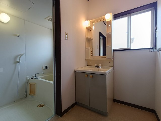 グランデージ徳吉Bの洗面所|角部屋、室内洗濯置場♪洗面台、使い勝手が良いです♪
