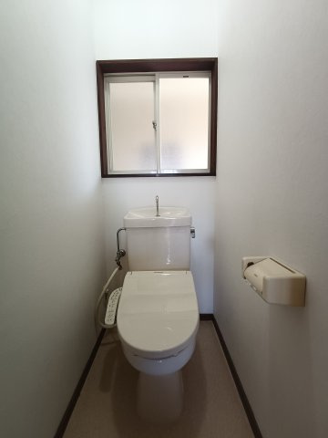 グランデージ徳吉Bのトイレ|【角部屋♪】窓有、トイレ（手洗い付き）、とても綺麗で
清潔感があります♪サービス設置ですが温水洗浄便座付