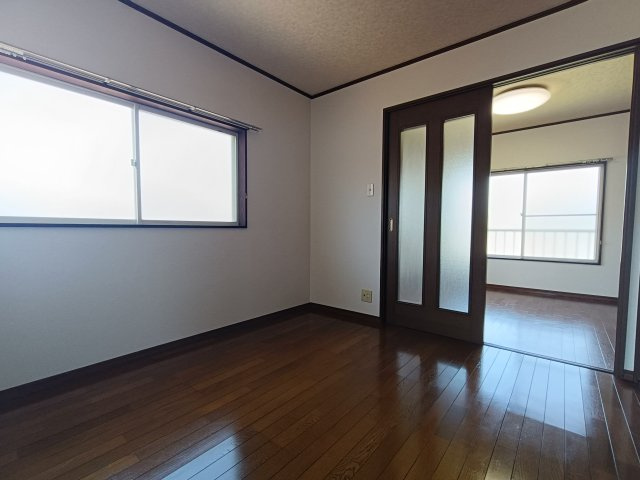 グランデージ徳吉Bの洋室|☆角部屋、リラックス効果で温かみと柔らかさを兼ね備えた
フローリングです♪