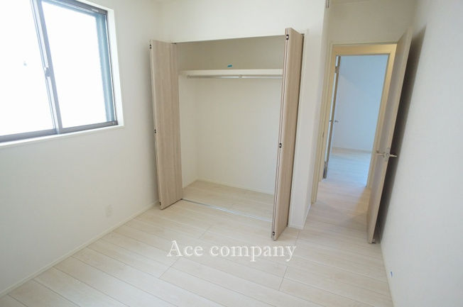 【子供部屋】 | 八尾市天王寺屋5丁目 | 【2階：東側洋室5.1帖】十分なクローゼット完備です♪