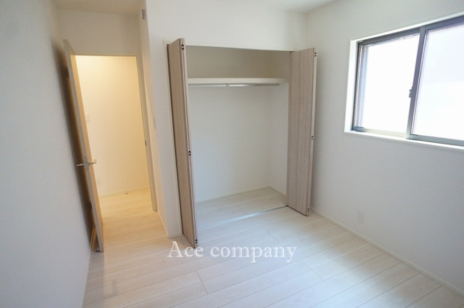 【子供部屋】 | 八尾市天王寺屋5丁目 | 【2階：西側洋室5.1帖】十分なクローゼット完備です♪