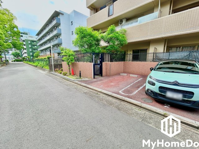 メイツ黒川の駐車場