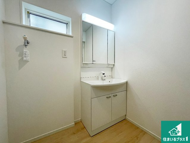 5日(土)6日(日)現地ご見学可能！　交野市神宮寺　ラスト2邸の独立洗面台|清潔感のある洗面台です。フラットな鏡は掃除がしやすく毎日清潔！鏡裏には収納があるのでスッキリとした洗面台が保てます。