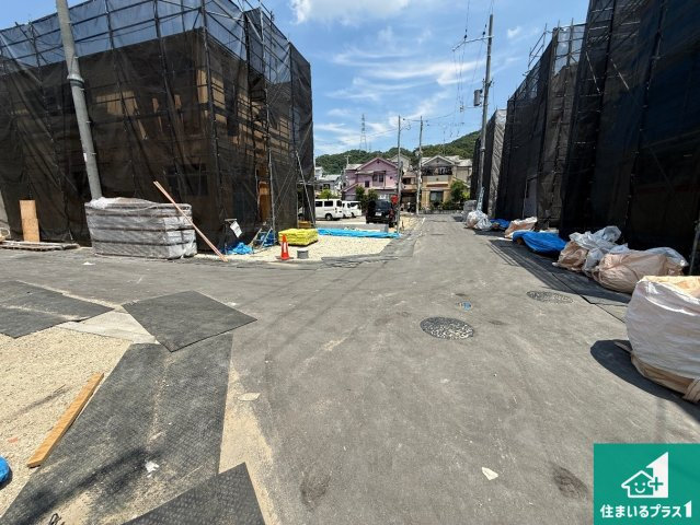 交野市神宮寺　第7期　新築一戸建ての前面道路含む現地写真|周辺は落ち着いた街並みの住宅地！子育てがしやすい住環境です！まだ未完成ですが、現地でしかわからない事もございます。是非一度ご覧ください。