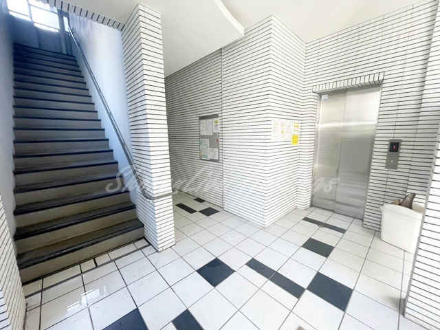 横浜市西区戸部町７丁目の賃貸マンションのエントランス