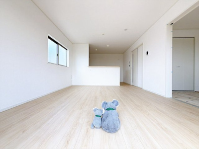 【居間・リビング】 | 高崎市金古町　新築住宅 | 家族が自然と集まるリビング・ダイニング明るい光が差し込み、笑顔があふれる心地よい空間です。ゆったりとした広さで、くつろぎの時間をお過ごしいただけます。