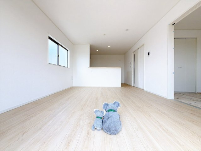 【居間・リビング】 | 高崎市金古町　新築住宅 | 家族が自然と集まるリビング・ダイニング明るい光が差し込み、笑顔があふれる心地よい空間です。ゆったりとした広さで、くつろぎの時間をお過ごしいただけます。