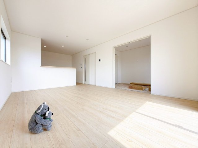 【居間・リビング】 | 高崎市金古町　新築住宅 | 開放感あふれるリビング・ダイニングは、光と風を感じながら過ごせる心地よい空間。インテリアの映える落ち着いたデザインで、ゆとりある毎日を演出します。