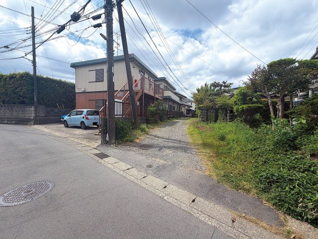 土地面積87坪以上！建築条件無し／瀬谷区阿久和東2丁目の前面道路含む現地写真|前面道路から敷地入口部分の写真となります。路地状部分にブロック塀などの仕切りはございません。