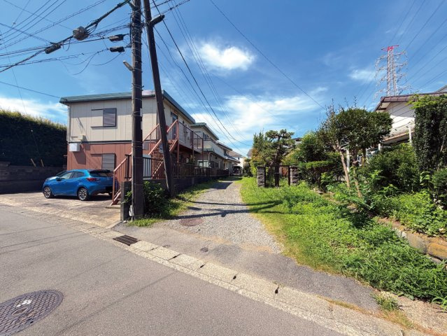 土地面積87坪以上！建築条件無し／瀬谷区阿久和東2丁目の前面道路含む現地写真|前面道路から敷地入口部分の写真となります。路地状部分にブロック塀などの仕切りはございません。