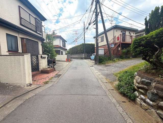 土地面積87坪以上！建築条件無し／瀬谷区阿久和東2丁目の前面道路含む現地写真|前面道路は交通量も少なく、落ち着いた住環境。
