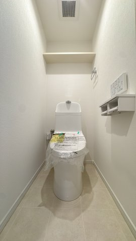 【トイレ】 | じゅうグランドマンション・エーマス和白駅前☆仲介手数料無料☆ | 【温水洗浄便座】清潔感のあるトイレ空間。上部には収納棚があり、備品もスマートに保管できます。毎日使う場所だからこそ、心地よさにこだわりました。