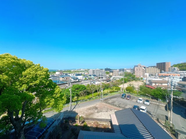 【展望】 | じゅうグランドマンション・エーマス和白駅前☆仲介手数料無料☆ | 【5階×角部屋】バルコニーの先には開放的な空が広がります。目の前に遮る建物がなく、プライバシーを守りながら都会の眺望を独り占め。夜には博多の街灯りを楽しめる、大人な特等席です。
