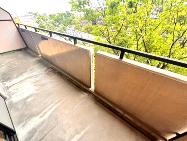 フォリア岡本のバルコニー