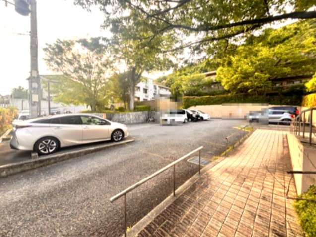 フォリア岡本の駐車場