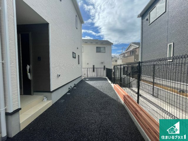 交野市神宮寺　第7期　新築一戸建ての前面道路含む現地写真|周辺は閑静な住宅街！前面道路広々で車の出し入れも便利です。駐車が苦手な方でも安心して車庫入れできます！