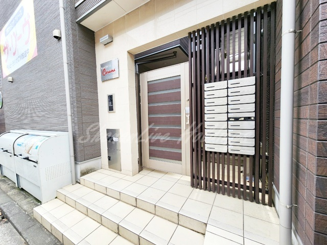 横浜市西区岡野２丁目のアパートのエントランス