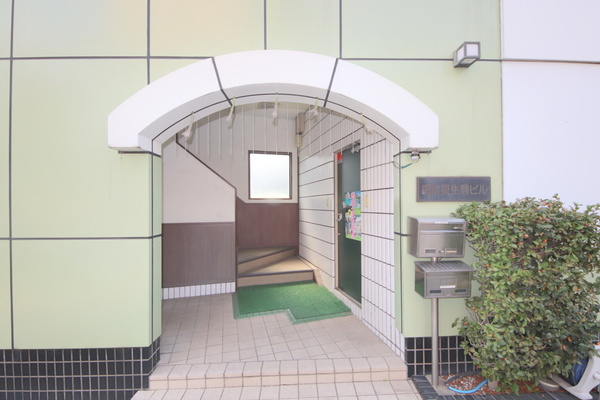 諏訪東生駒ビルのエントランス