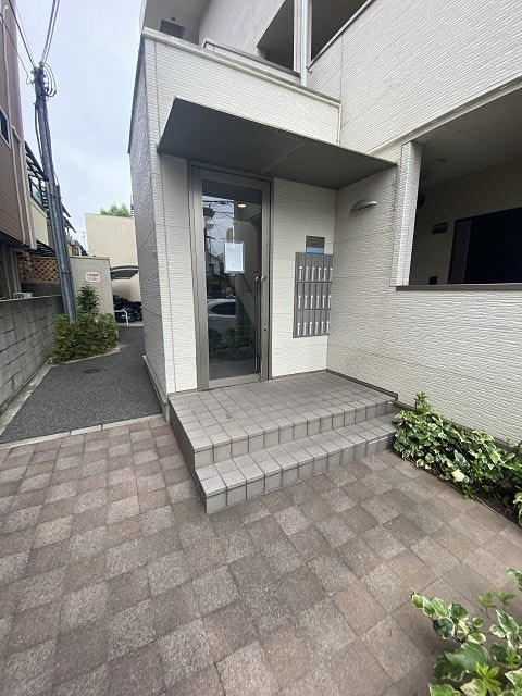 尼崎市南塚口町６丁目のアパートのエントランス