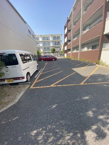 マ メゾン金楽寺の駐車場