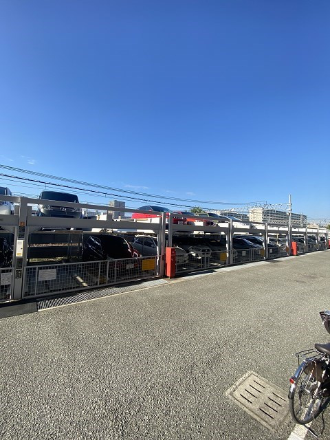 フレシア西宮の駐車場