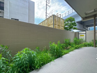 【庭】 | エクレール片江☆仲介手数料無料☆ | ガーデニングや家庭菜園、お天気の良い日のティータイムなど、おうち時間を豊かに彩る専用庭。マンションの利便性を享受しながら、戸建てのような開放感と四季の移ろいを感じられる特別な空間です。