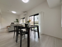 【居間・リビング】 | エクレール片江☆仲介手数料無料☆ | 心地よい光が差し込むリビングは、家族が自然と集まる開放的な大空間。上質なフローリングが高級感を演出します。