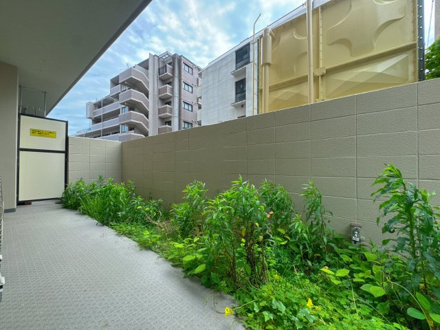 【庭】 | エクレール片江☆仲介手数料無料☆ | ちょっとした外遊びのスペースに最適な専用庭付き。階下への足音を気にする必要がない1階住戸ならではの安心感と、のびのびとした暮らしを叶える住環境です。