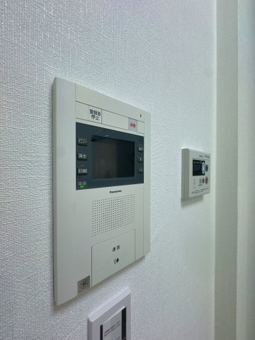 【防犯設備】 | エクレール片江☆仲介手数料無料☆ | 【TVモニター付インターホン】来客を映像で確認できる安心の防犯設備。セキュリティ重視の方にもご満足いただける、安全な暮らしをサポートする住まいです。