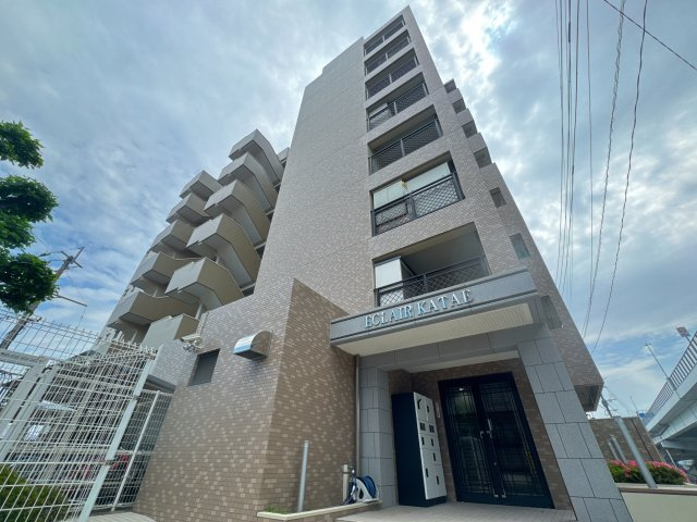 【外観】 | エクレール片江☆仲介手数料無料☆ | 築年数を感じさせない美しさは、丁寧な維持管理の証。ゲストを招待したくなるような端正な佇まいが魅力です。ぜひ現地で、その管理の質の良さを実感してください。