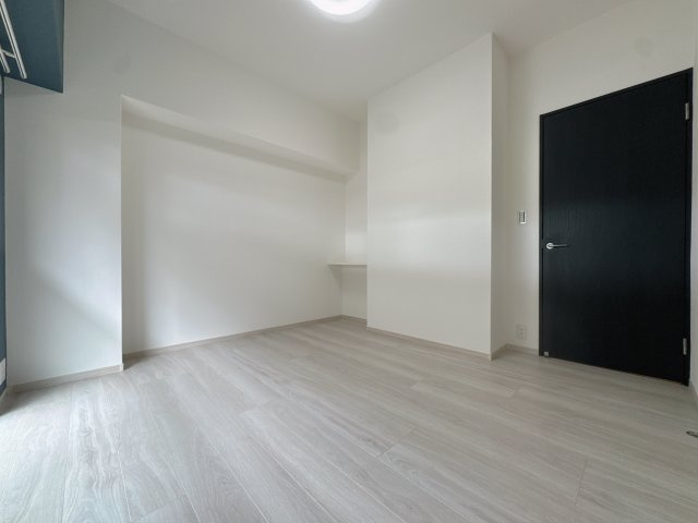 【洋室】 | エクレール片江☆仲介手数料無料☆ | 居住スペースをしっかり確保した、家具配置のしやすい機能的なレイアウト。帰宅後、一人の時間をゆったりと贅沢に過ごせる落ち着いた空間です♪