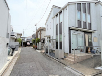 【前面道路含む現地写真】 | 練馬区大泉学園6丁目　中古戸建 | 東側・約4ｍ私道