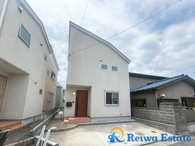 中古戸建　茅ヶ崎市松が丘2丁目の外観|お子様の自転車やバイクの置場を確保できるゆとりの駐車スペースがございます♪