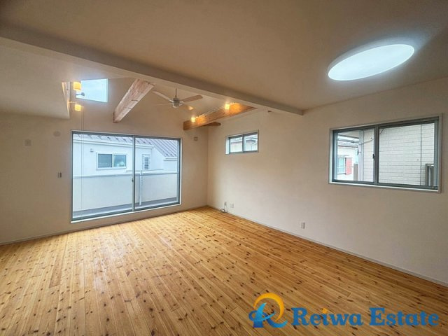 中古戸建　茅ヶ崎市松が丘2丁目の居間・リビング|家族が一番長い時間を過ごすリビングを2階に配置したことで、外からの視線を気にせず、プライベート感たっぷりにリラックスしてお過ごしいただけます！