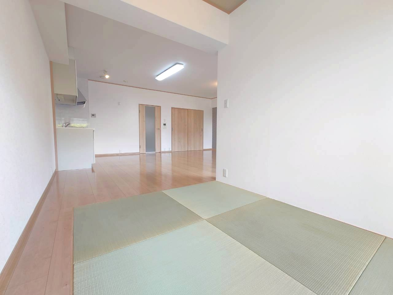 ＪＲ＆京阪２沿線利用可能◆２０２５年５月リフォーム完了◆リビング広々２１帖以上◆グローバル宇治木幡の居間・リビング|タタミコーナー