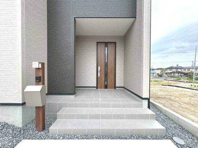 リーブルガーデン　江南市第2般若町　全2区画分譲の玄関|【ピッキング防止機能付き玄関ドア錠】玄関ドアの鍵は上下に２つあり、内側の下段は脱着サムターンキー。
鍵を不正に開錠されても、もう１つの鍵でピッキングを防ぎます。防犯性の高い仕様になっています。