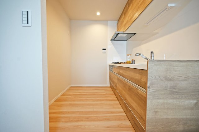 武庫川あおぞらのまち住宅25号棟のキッチン|ゆとりある調理スペースが確保されたキッチンは、ご家族で一緒に料理を楽しむことも可能な広さ。収納も豊富に備わっているため、キッチン周りをすっきりと保ちながら、快適で心地よい空間を維持できます。