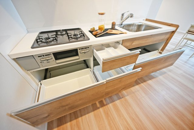 武庫川あおぞらのまち住宅25号棟のキッチン|日々の家事効率を高めてくれるシステムキッチン◎収納も充実しており、調理器具や食材をすっきりと整理可能です。