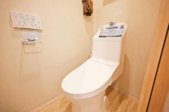 武庫川あおぞらのまち住宅25号棟のトイレ|シンプルで清潔感のあるトイレ空間は、限られたスペースながらも使いやすさに配慮されており、毎日気持ちよくお使いいただけます。