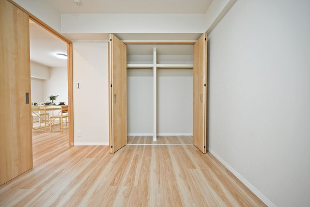 武庫川あおぞらのまち住宅25号棟の収納|-洋室5.6帖-
全居室収納スペース付き◎しっかりと確保された収納スペースにより、住空間を広く有効に使えるのが魅力。